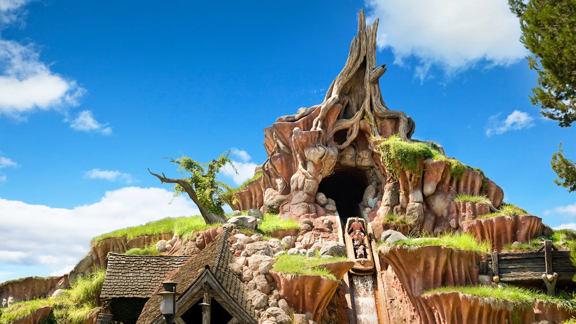 Пой горе. Frontierland Диснейленд. Splash Mountain Диснеевские аттракционы. Диснейленд аватар парк. Critter Country в Диснейленде.